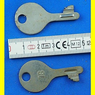 2 Stück alte Flachschlüssel für Spardose / Sparschwein ca. 43 mm Schliessung 18