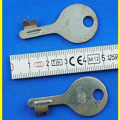 2 Stück alte Flachschlüssel für Spardose / Sparschwein ca. 43 mm Schliessung 20