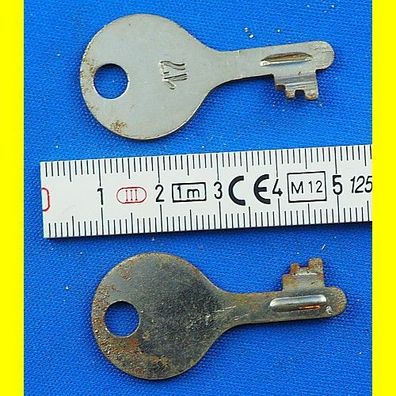 2 Stück alte Flachschlüssel für Spardose / Sparschwein ca. 43 mm Schliessung 17