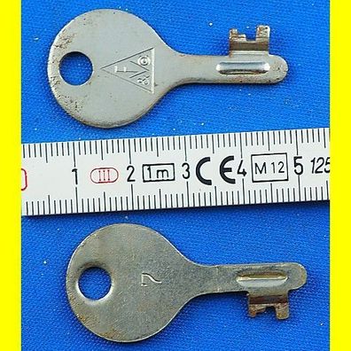 2 Stück alte Flachschlüssel für Spardose / Sparschwein ca. 43 mm Schliessung 7