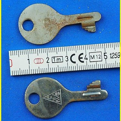 2 Stück alte Flachschlüssel für Spardose / Sparschwein ca. 43 mm Schliessung 12