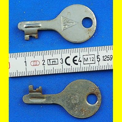2 Stück alte Flachschlüssel für Spardose / Sparschwein ca. 43 mm Schliessung 13