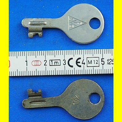 2 Stück alte Flachschlüssel für Spardose / Sparschwein ca. 43 mm Schliessung 14