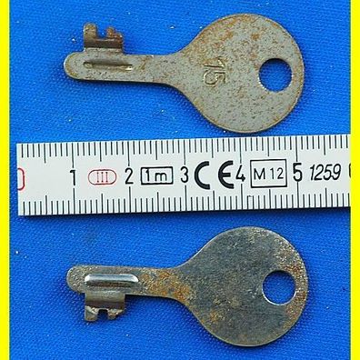2 Stück alte Flachschlüssel für Spardose / Sparschwein ca. 43 mm Schliessung 15