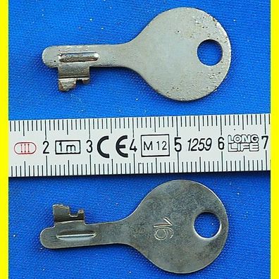 2 Stück alte Flachschlüssel für Spardose / Sparschwein ca. 43 mm Schliessung 16