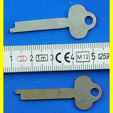 2 Stück alte flache Schließfachschlüssel Automatenschlüssel (Grünig ?) ca. 43 mm