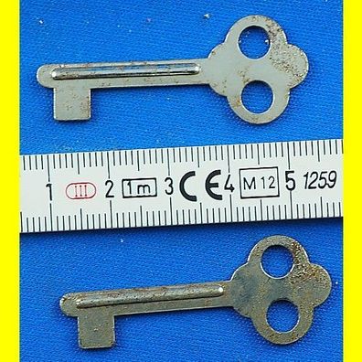 2 Stück alte flache Schließfachschlüssel Automatenschlüssel mit Sicke ca.46 mm