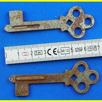 2 Stück alte flache Schließfachschlüssel Automatenschlüssel mit Sicke ca. 68 mm