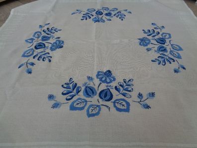 schöne Tischdecke / Mitteldecke mit bestickten Blumenmotiv - blau 80 x 80cm