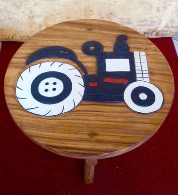 Kinder Tisch aus Holz Höhe 44cm Durchm. 50cm schwarzer Traktor Sitzgruppe Hocker