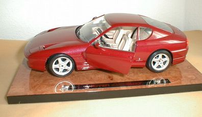 Ferrari 456 weinrot auf Holzplatte, Burago