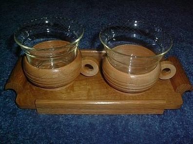 2 wunderschöne alte Teegläser auf Holztablett