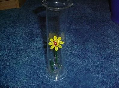 einfache Vase mit Glasblume
