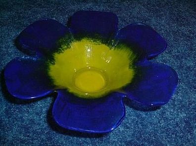 schöne blaue Schale in Blütenform
