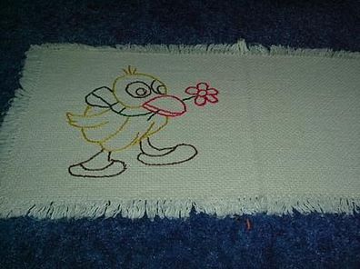 kleines Deckchen mit aufgestickter Ente 19x40cm