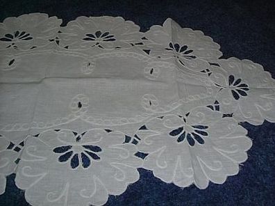 Tischdecke in schöner Weißstickerei 47 x 87 cm