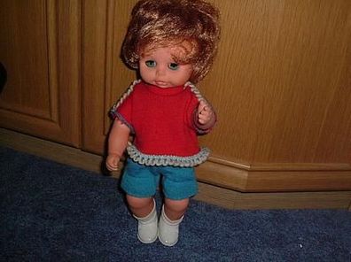 niedliche Puppe mit Schlafaugen-Originalbekleidung