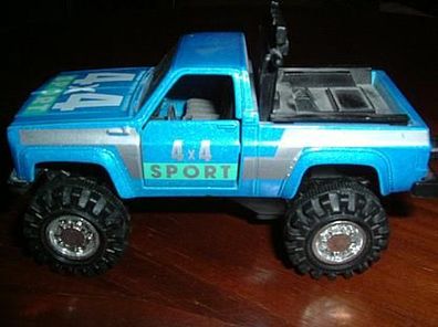 blauer Jeep mit Schwungrad