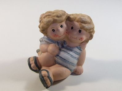 Figur "Strandkinder-Paar" sitzend aus Keramik mehrfarbig