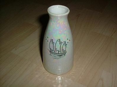 kleine ältere Vase mit Segelboot-perlmutt