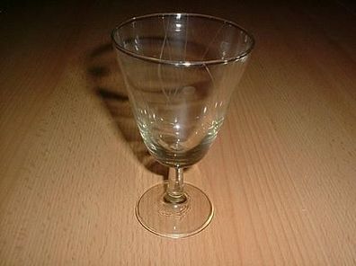 Weinglas mit eingeschliffenen Muster
