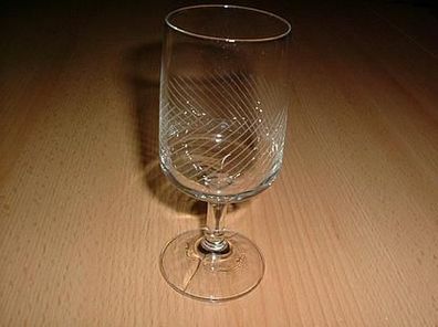 Weinglas mit eingeschliffenen Muster