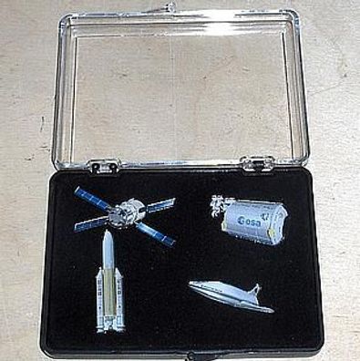4 schöne massive Raumfahrt - Pins in Kunststoff - Box
