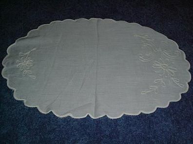 ovales Deckchen 45 x31 cm mit Stickerei-creme