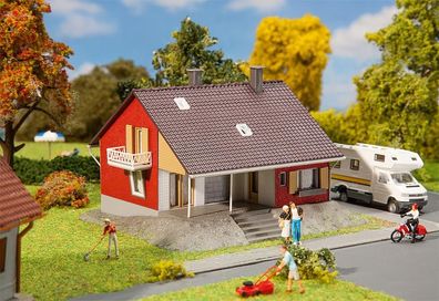 Faller Hobby H0, 131355 Wohnhaus mit Terrasse, Miniaturwelten Bausatz 1:87