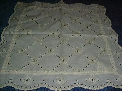 hübsches Deckchen-beige mit Lochstickerei-38 x38cm