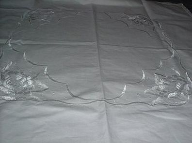 Tischdecke weiß mit Stickerei und aufgesetzter Borte