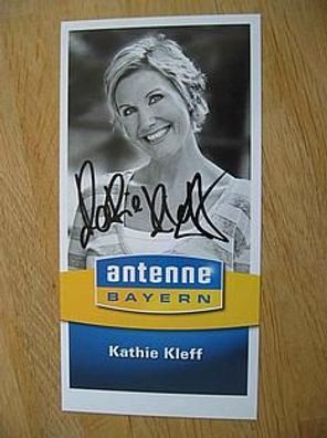 Antenne Bayern Moderatorin Kathie Kleff hands Autogramm