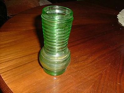 grüne Vase aus der DDR-Massenproduktion