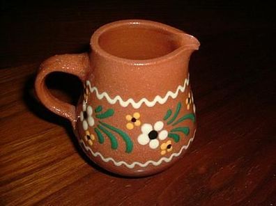 niedlicher brauner Krug aus Keramik
