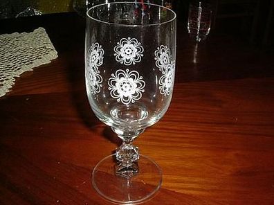 einzelnes Weinglas mit weißen Muster