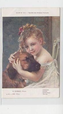 36841 Künstler Ak Mädchen schmußt mit Hund um 1910