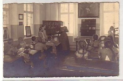 28015 Foto Ak Kinder auf der Schulbank um 1930