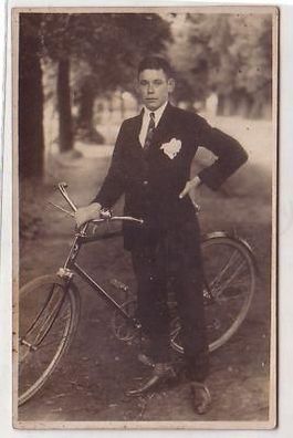 37177 Foto Ak Junger Mann mit Fahrrad um 1920