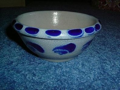 schöne graue Keramikschale mit blauen Muster