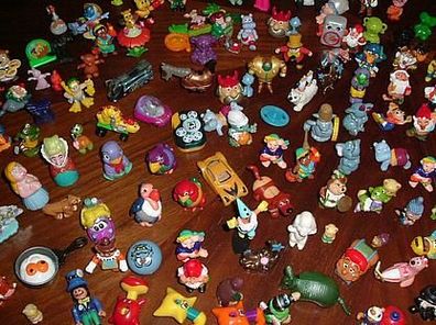 Tüte mit Figuren und Spielzeug aus dem Überraschungsei