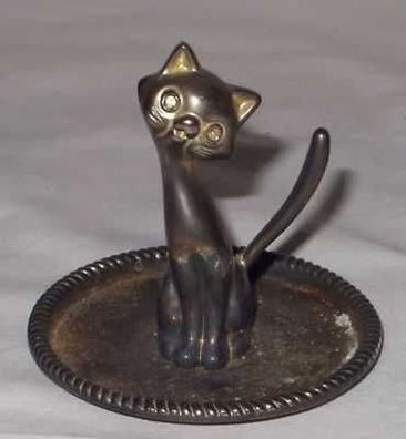 hübsches Vitrinenobjekt Katze auf Zierteller Metall