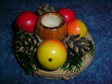 Leuchter für eine Kerze aus Holz mit Weihnachtsmotiv