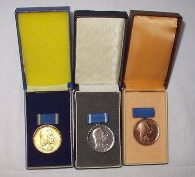 3 x DDR Orden Pestalozzi Gold Silber Bronze im Etui