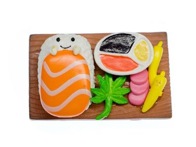 Sushibrettchen Brosche Miniblings Japan Fisch Sushiplatte Sushi Gesicht braun