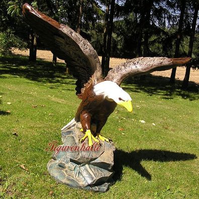 Adler Raunvogel Vogel Weißkopfadler Figur Statue auf Felsen Deko Natur Berg