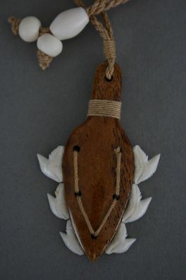 Tribal Kette aus Holz mit Haizahn Haizähnen