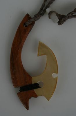 Maori Fishhook Muschel und Holz
