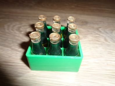 9 Flaschen für Kaufmannsladen - Goldköpfchen Kiste grün