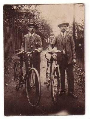 23082 Original Foto 2 Männer mit Fahrrädern um 1920