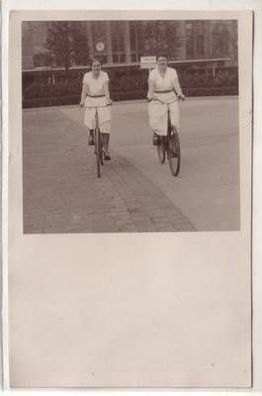 46010 Foto Ak 2 Damen mit Fahrrad um 1930